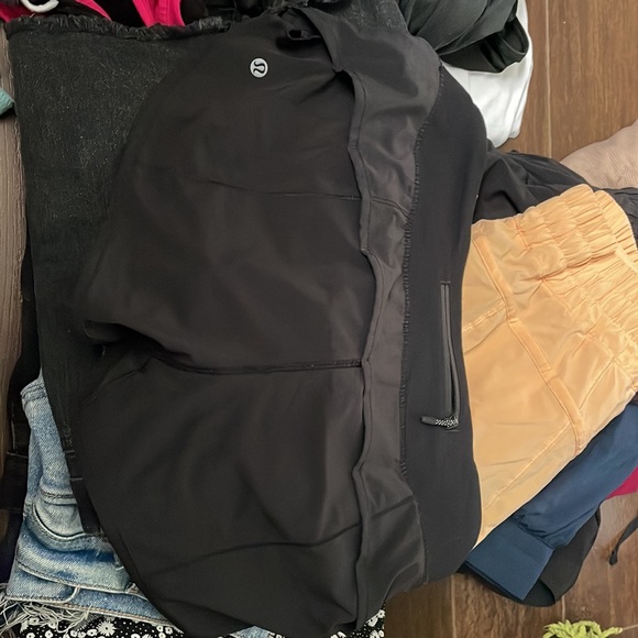 Lu lu lemon shorts - Picture 2 of 3